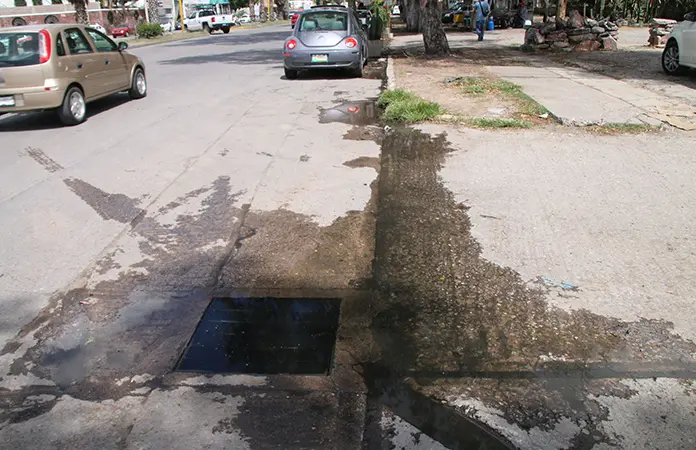 Brote de aguas negras invade el Acceso Norte