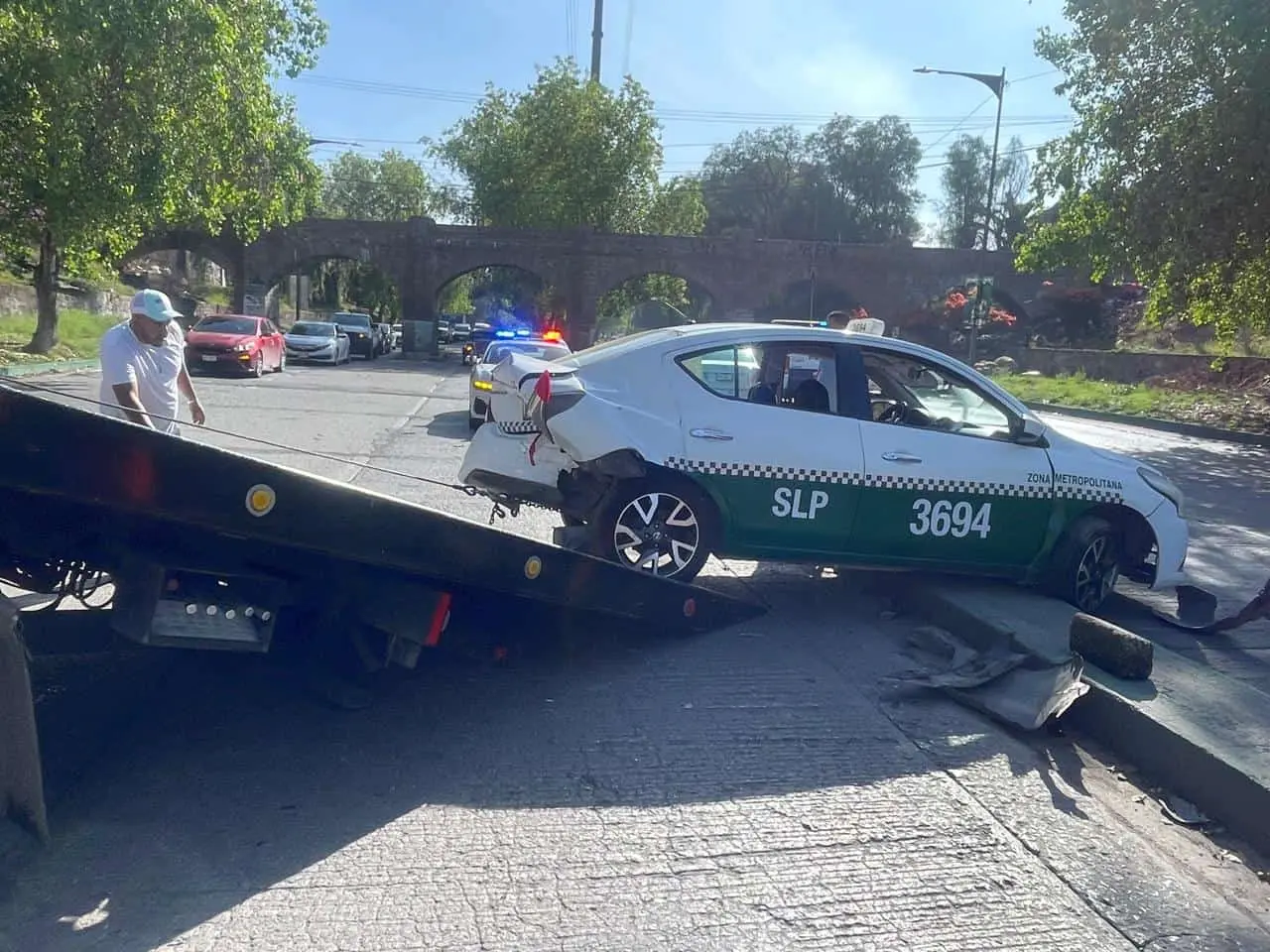 Taxi termina contra contención tras choque en el Río Santiago