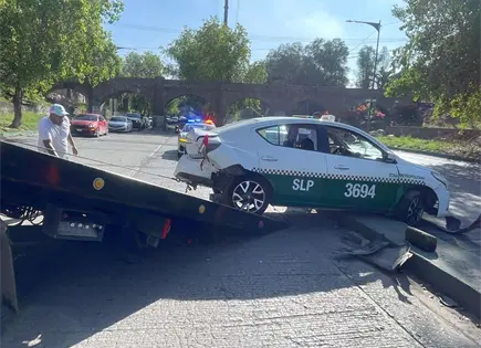 Taxi termina contra contención tras choque en el Río Santiago Taxi termina contra contención tras choque en el Río Santiago