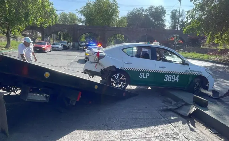 Taxi termina contra contención tras choque en el Río Santiago Taxi termina contra contención tras choque en el Río Santiago