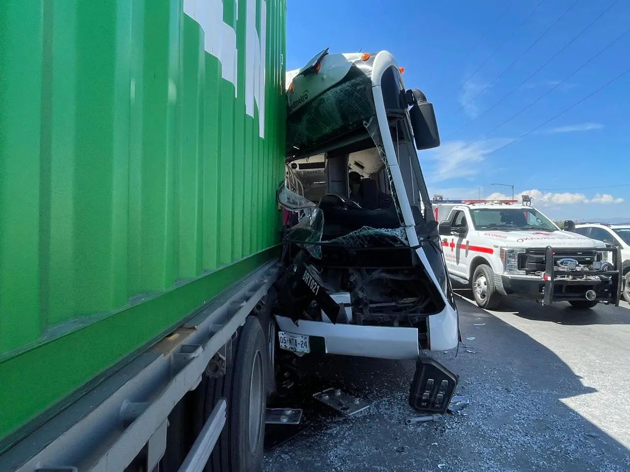 Cuatro lesionados tras choque de Red Metro contra tráiler