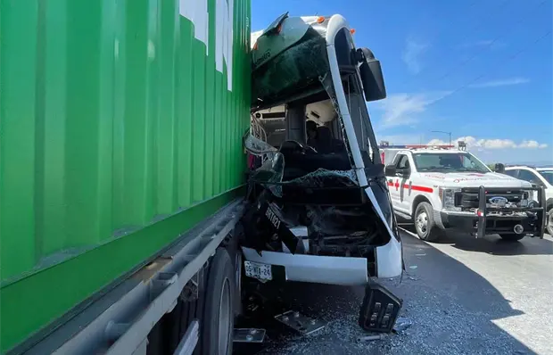 Cuatro lesionados tras choque de Red Metro contra tráiler Cuatro lesionados tras choque de Red Metro contra tráiler