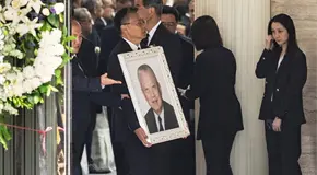 Hong Kong honra a Tung Chee-hwa con funeral de estado oficial Hong Kong honra a Tung Chee-hwa con funeral de estado oficial