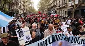 Los argentinos marchan contra plan de Milei