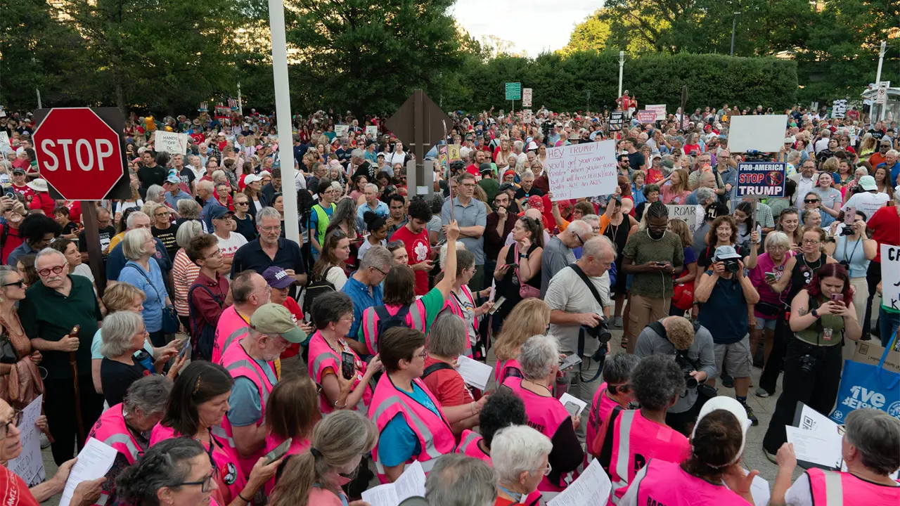 Miles protestan en Washington contra cierre del Centro Kennedy