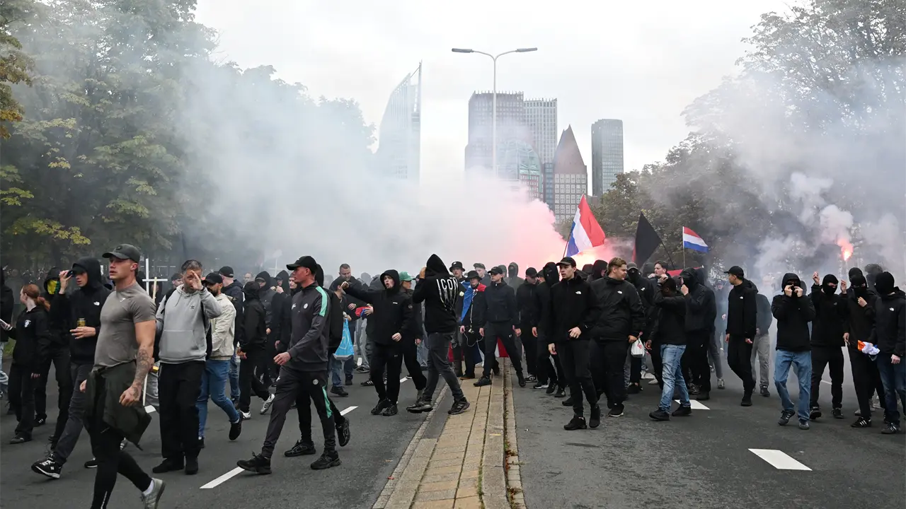 Policía dispersa manifestantes de extrema derecha en La Haya