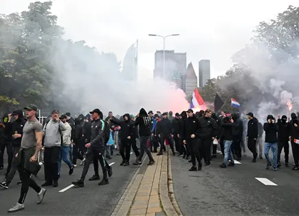 Policía dispersa manifestantes de extrema derecha en La Haya Policía dispersa manifestantes de extrema derecha en La Haya