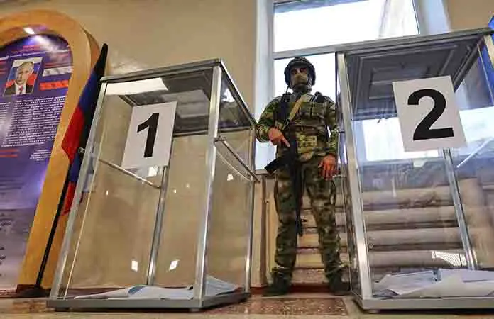 Votan en las zonas tomadas por Rusia