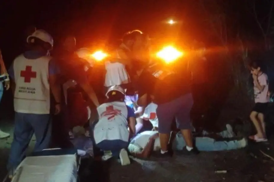 Vuelca camioneta en la Tamuín-Xolol; conductor queda lesionado