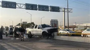 Choque en Distribuidor Ju&aacute;rez deja un muerto y cuatro heridos