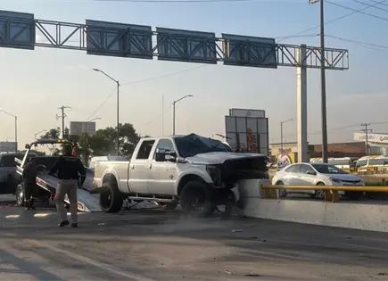 Choque en Distribuidor Ju&aacute;rez deja un muerto y cuatro heridos