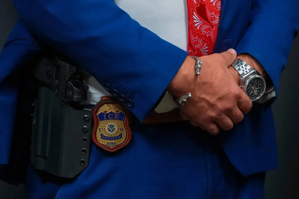 ICE oculta ubicación de miles de detenidos con orden final de deportación