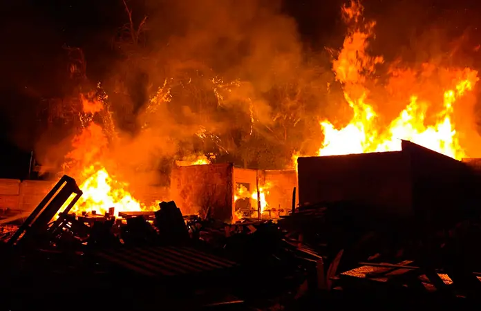 Incendio causa estragos en una tarimera de Pozos