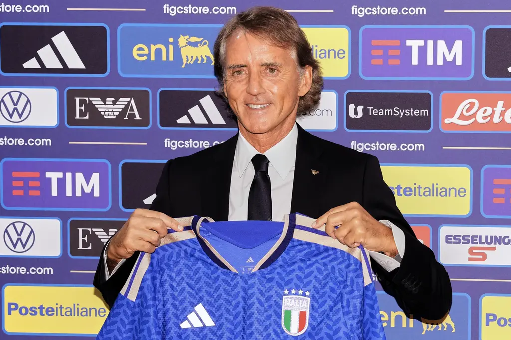 Mancini convoca jóvenes y veteranos en regreso a selección
