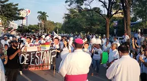 Marcha por la paz de la Di&oacute;cesis re&uacute;ne a miles