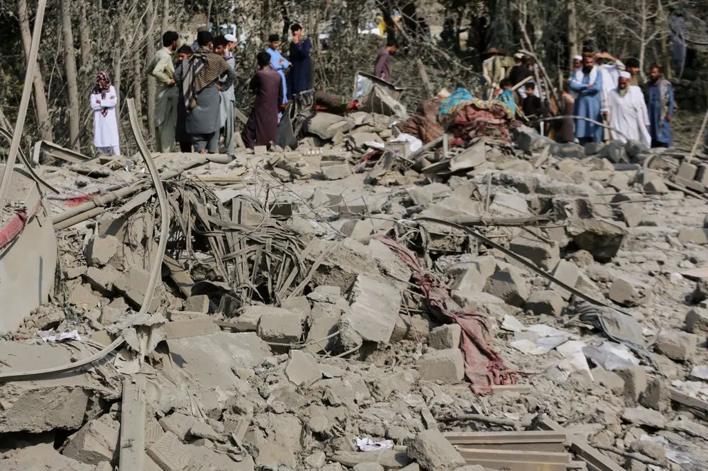 Pakistán bombardea presuntos refugios de milicianos en Afganistán