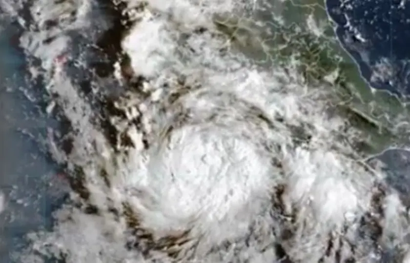 Tormenta Polo se fortalece frente a Guerrero y Michoacán