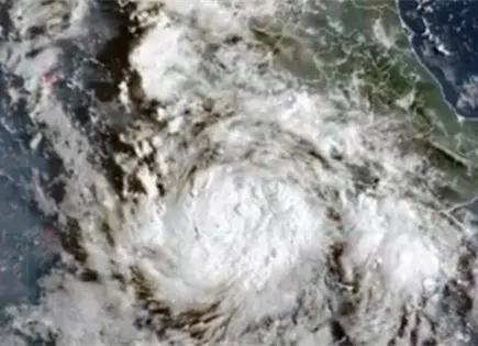 Tormenta Polo se fortalece frente a Guerrero y Michoacán Tormenta Polo se fortalece frente a Guerrero y Michoacán