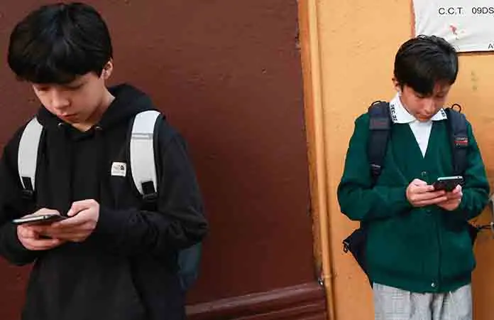 Acuerdan restringir celulares en escuelas