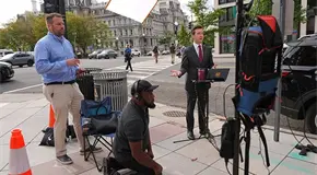 Demandan medios al gobierno de Trump