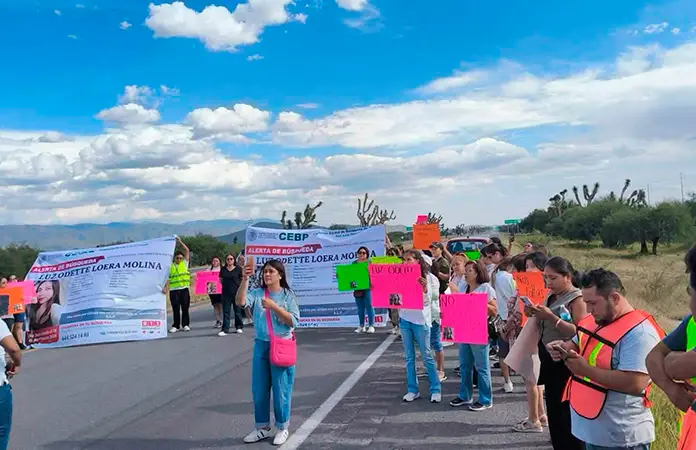 Familiares de Luz Odette bloquean la carretera 57