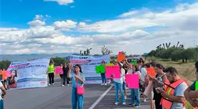 Familiares de Luz Odette bloquean la carretera 57