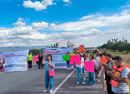 Familiares de Luz Odette bloquean la carretera 57 Familiares de Luz Odette bloquean la carretera 57