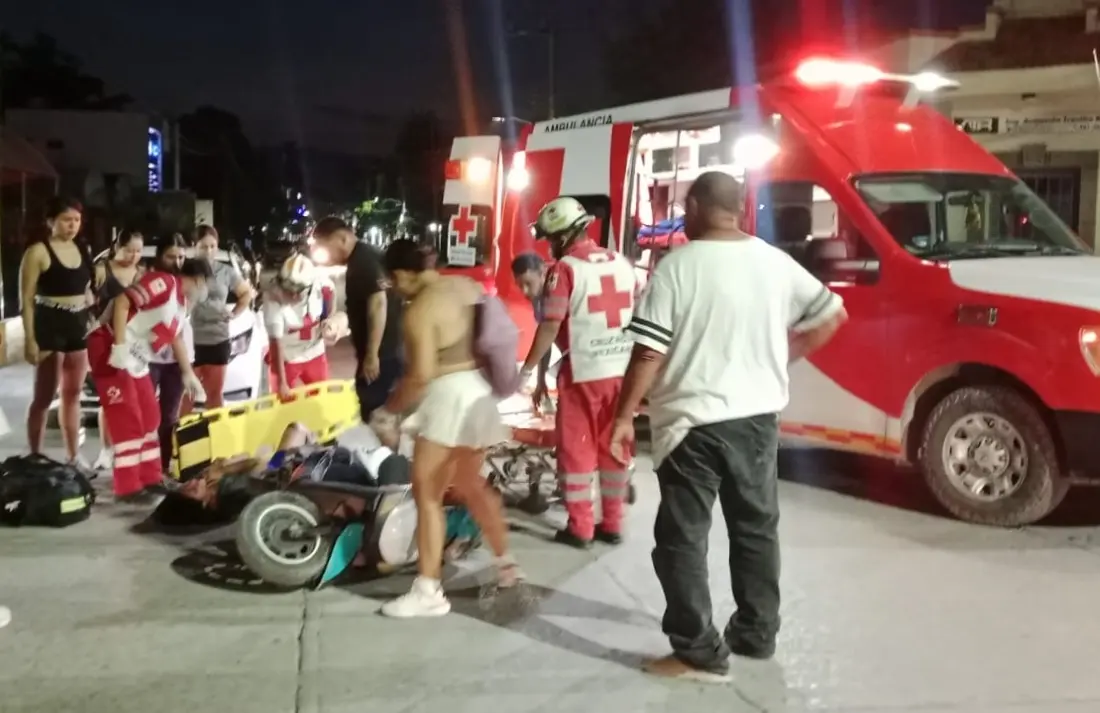 Motociclista resulta lesionada tras choque con auto