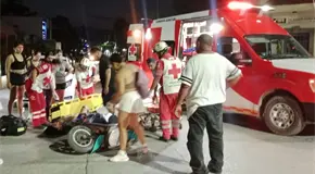 Motociclista resulta lesionada tras choque con auto