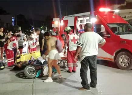 Motociclista resulta lesionada tras choque con auto Motociclista resulta lesionada tras choque con auto