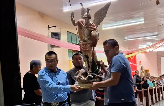 Bajan la imagen de San Miguel Arcángel