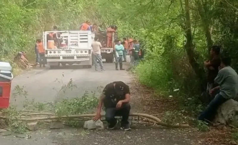 Bloquean camino en protesta contra Termoeléctrica