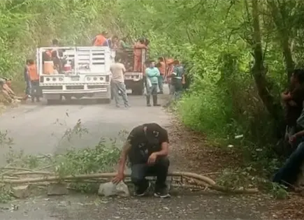 Bloquean camino en protesta contra Termoeléctrica Bloquean camino en protesta contra Termoeléctrica