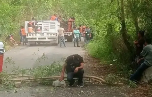 Bloquean camino en protesta contra Termoeléctrica Bloquean camino en protesta contra Termoeléctrica