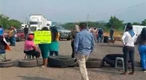 Bloquean Carr. 70 por falta de profes