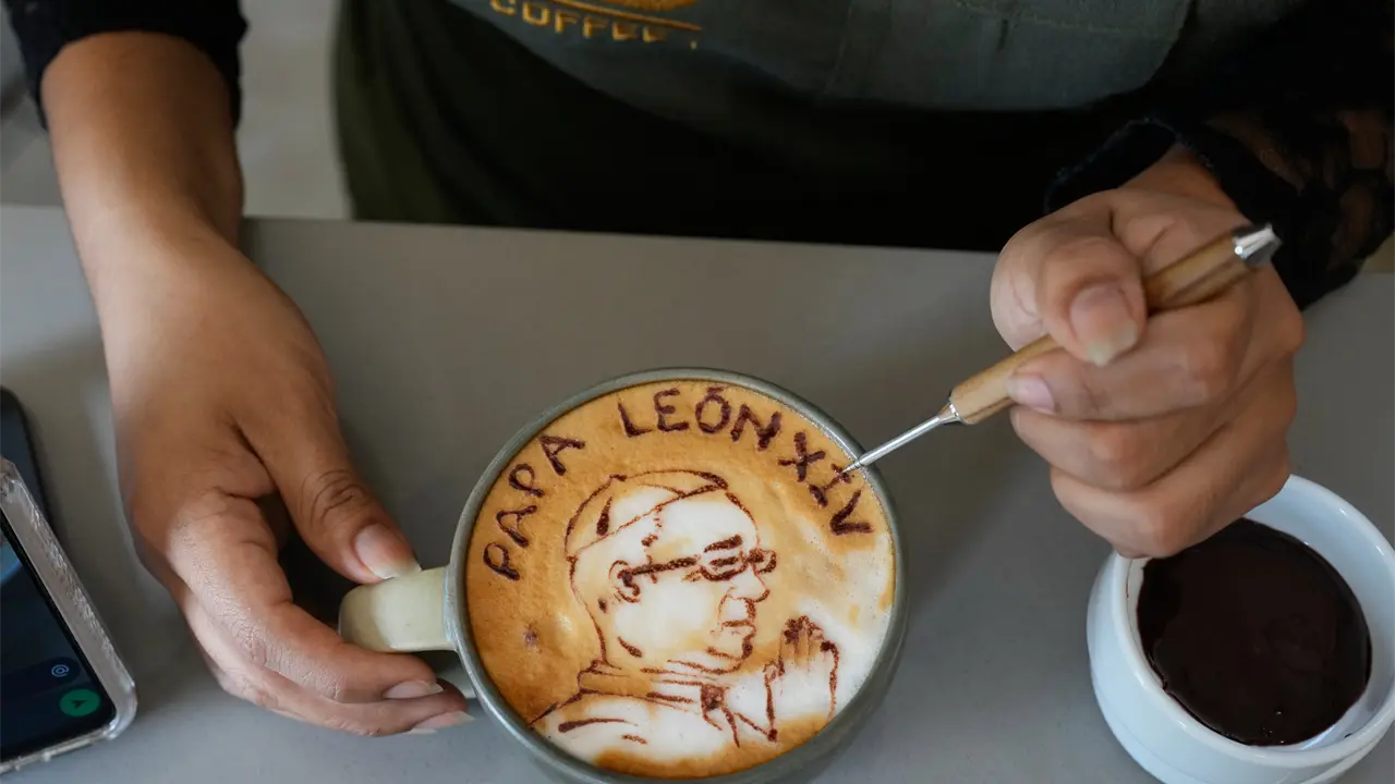Cafetería Ynn Coffee crea dibujo del papa León XIV en tazas