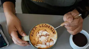 Cafetería Ynn Coffee crea dibujo del papa León XIV en tazas Cafetería Ynn Coffee crea dibujo del papa León XIV en tazas
