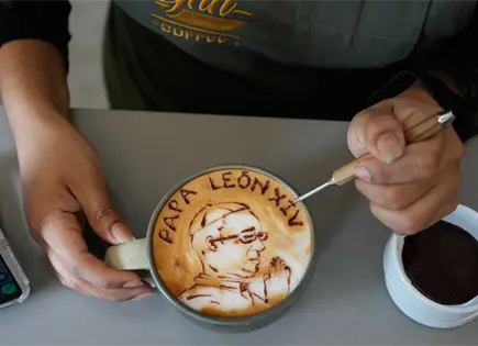 Cafetería Ynn Coffee crea dibujo del papa León XIV en tazas Cafetería Ynn Coffee crea dibujo del papa León XIV en tazas