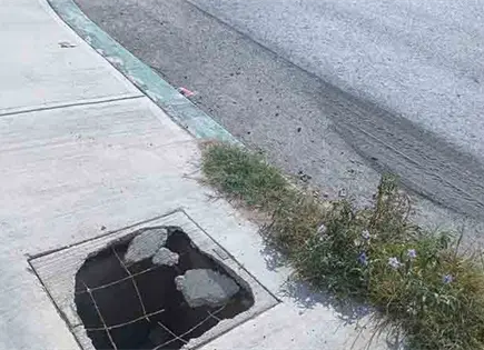 Coladeras abiertas en Av. de Las Torres, una trampa mortal Coladeras abiertas en Av. de Las Torres, una trampa mortal