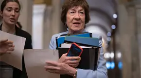Demócratas de Maine cuestionan a senadora Collins por aportes ilegales Demócratas de Maine cuestionan a senadora Collins por aportes ilegales