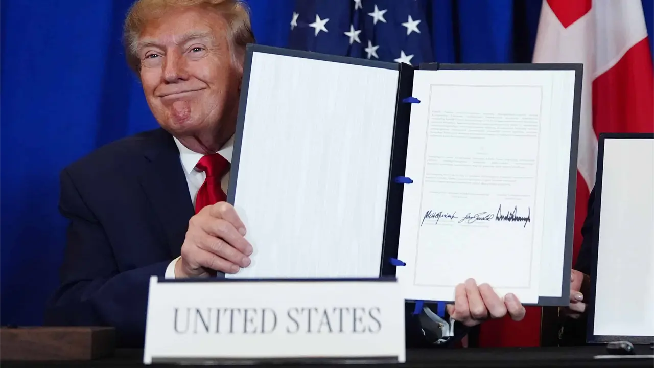 Donald Trump firma acuerdo para ampliar bases en Groenlandia