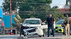 Taxi derriba poste de alumbrado en Periférico Oriente