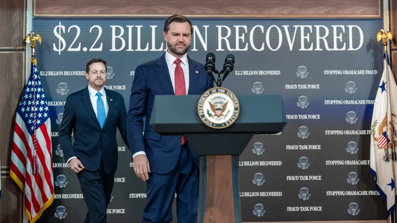 Vicepresidente JD Vance anuncia retiro de inscritos en ACA