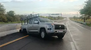 Camioneta se queda sin ruedas en Tamuín; no hay lesionados