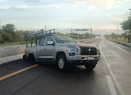 Camioneta se queda sin ruedas en Tamuín; no hay lesionados Camioneta se queda sin ruedas en Tamuín; no hay lesionados