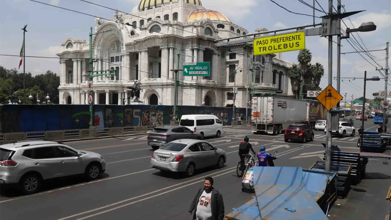 Colocan vallas alrededor de Bellas Artes, previo a Marcha