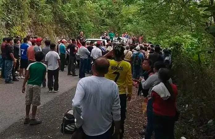 Comuneros de El Banco bloquean camino