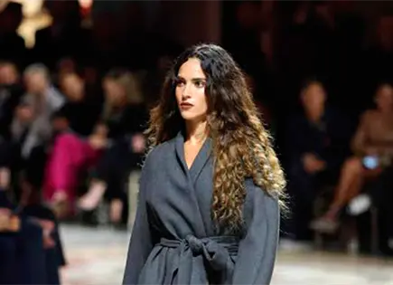 Adria Arjona deslumbra en desfile Vogue World 2026 en Milán Adria Arjona deslumbra en desfile Vogue World 2026 en Milán