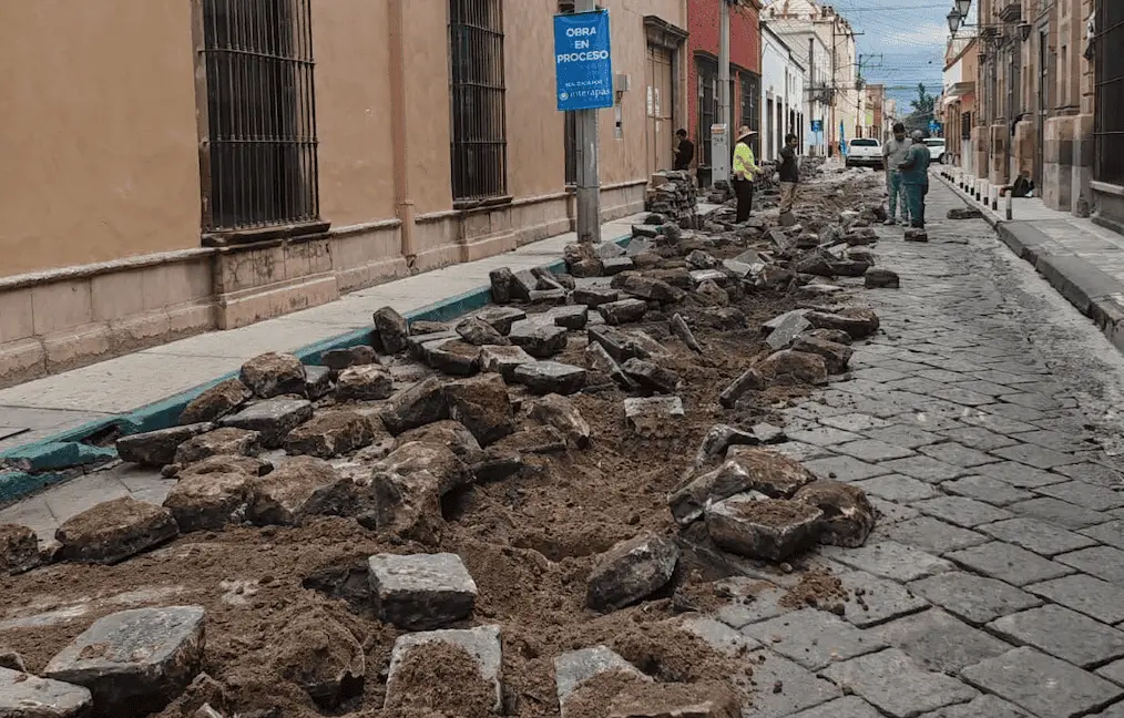 Renuevan el drenaje en la calle Abasolo.