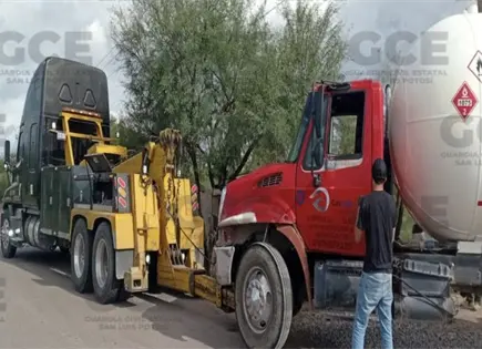 Detienen a chofer de pipa con presunto huachicol en Rinconada Detienen a chofer de pipa con presunto huachicol en Rinconada